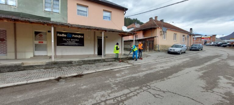 (FOTO) KOMUNALNO PREDUZEĆE U AKCIJI ČIŠĆENJA CENTRA PETNJICE