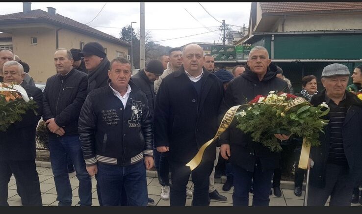 GODIŠNJICA OTMICE U ŠTRPCIMA: DELEGACIJA OPŠTINE POLOŽILA VIJENAC NA SPOMEN OBILJEŽJE “SAT ŽIVOTA”