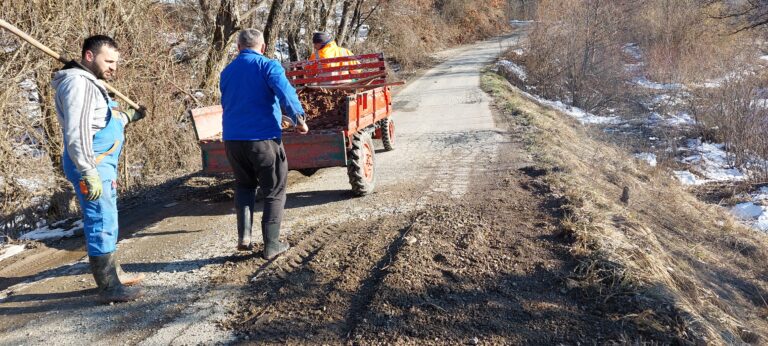 (FOTO) MJEŠTANI MZ TUCANJE POPRAVLJALI PUT OD ŠKOLE DO PALJUHA