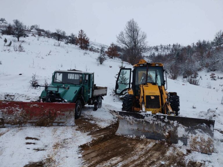 (VIDEO I FOTO) KOMUNALNO PROBIJA NAMETE SNIJEGA U BIHORSKIM SELIMA