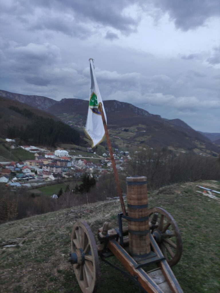 (VIDEO) Ramazanski top iz noći u noć najavljuje završetak posta i vrijeme iftara u Petnjici