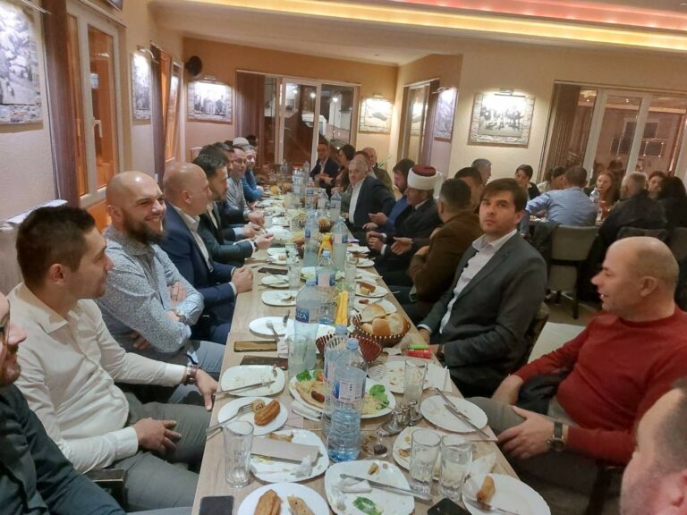 BOŠNJAČKA STRANKA UPRILIČILA IFTAR ZA 120 POSTAČA U PETNJICI