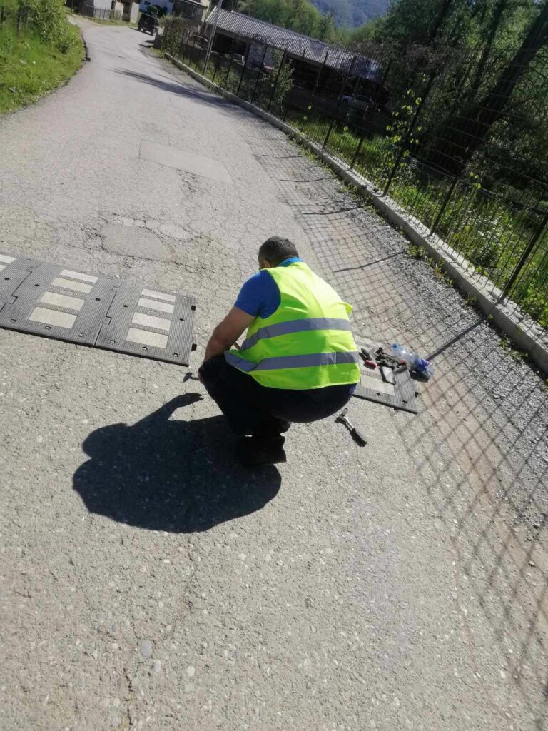 POSTAVLJENI “LEŽEĆI POLICAJCI” ISPRED ŠKOLE U PETNJICI