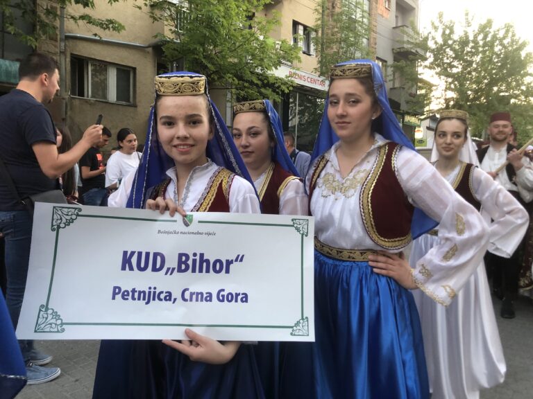 (FOTO I VIDEO) KUD “BIHOR” NASTUPAO U NOVOM PAZARU NA OBILJEŽAVANJU DANA BOŠNJAČKE ZASTAVE