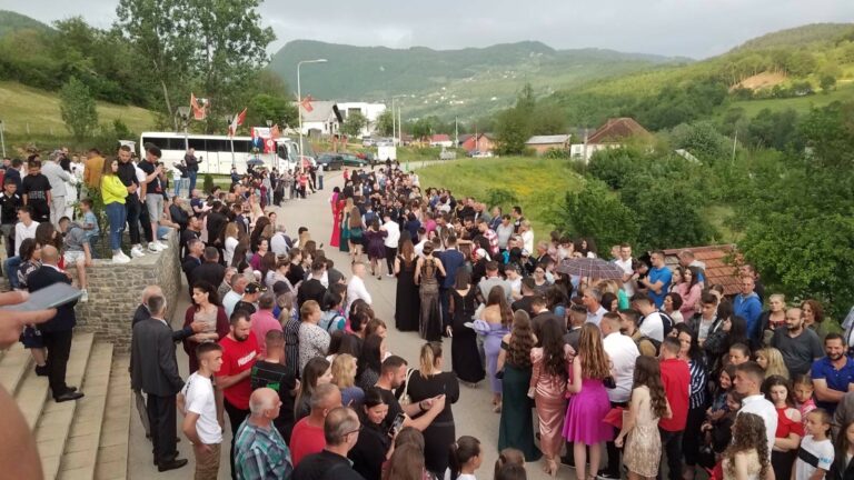 (FOTO I VIDEO) POGLEDAJTE PROMENADU PETNJIČKIH MATURANATA I POLUMATURANATA