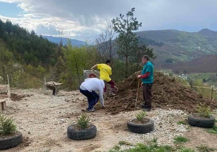 NVO “MREŽA” ZA PRIMJER U BIHORU: UREĐIVALI I ČISTILI IZLETIŠTA U PETNJICI