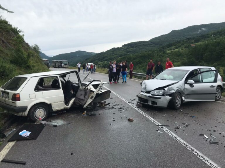 (FOTO) Saobraćajna nesreća, vozači povrijeđeni