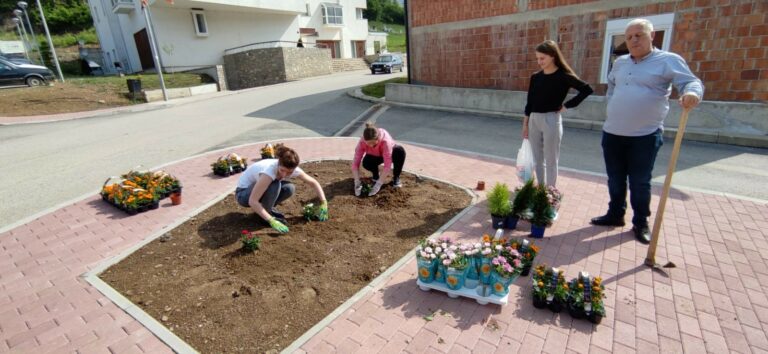 Opština u saradnji sa DOO “Komunalna djelatnost” obilježila Dan zaštite životne sredine sadnjom cvijeća na zelenim površinama 