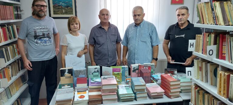Narodna biblioteka Mojkovac uručila 200 knjiga za Gradsku biblioteku u Petnjici