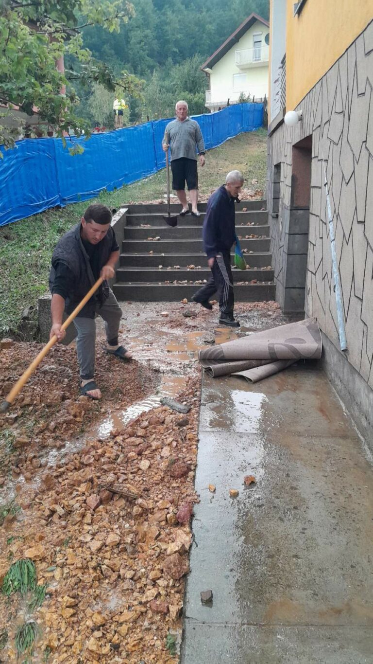 (FOTO): Voda ulila u porodičnu kuću Adrovića