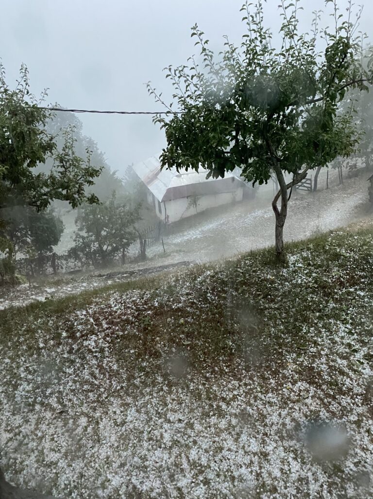 (FOTO, VIDEO) Snažno nevrijeme pogodilo Petnjicu