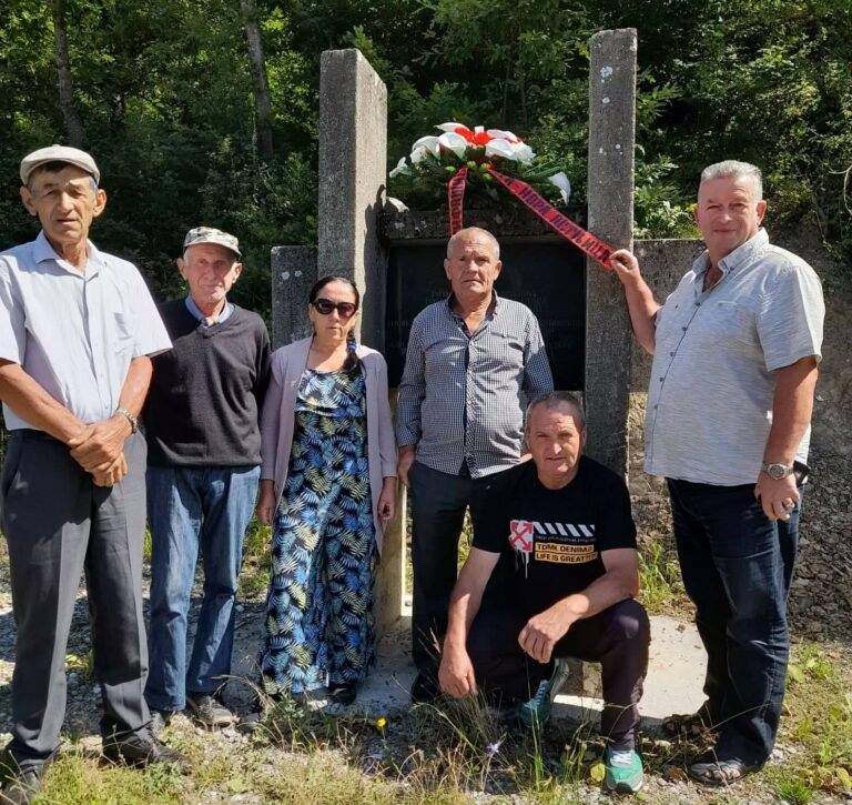 DELEGACIJA UBNOR-a I ANTIFAŠISTA IZ PETNJICE POLOŽILA VIJENCE NA SPOMENIK PALIM BORCIMA U VRBICI