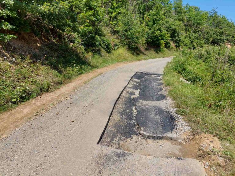 PETNJICA: Sanacija udarnih rupa na putnom pravcu Petnjica – Bare