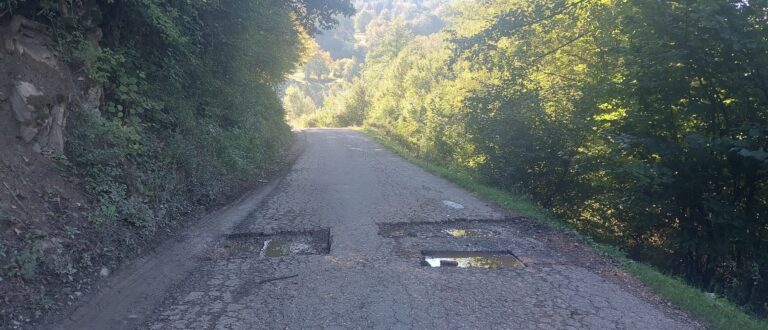Nastavljena sanacija udarnih rupa na teritoriji opštine Petnjica