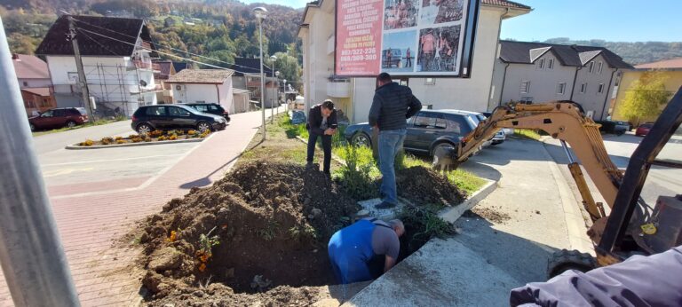 USKORO DJEČIJE IGRALIŠTE: STUB SE UKLANJA, OPŠTINA PLATILA MATERIJAL DA UBRZA RADOVE