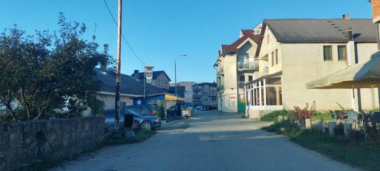 Foto priča: Hladno jutro, ulice u Petnjici puste