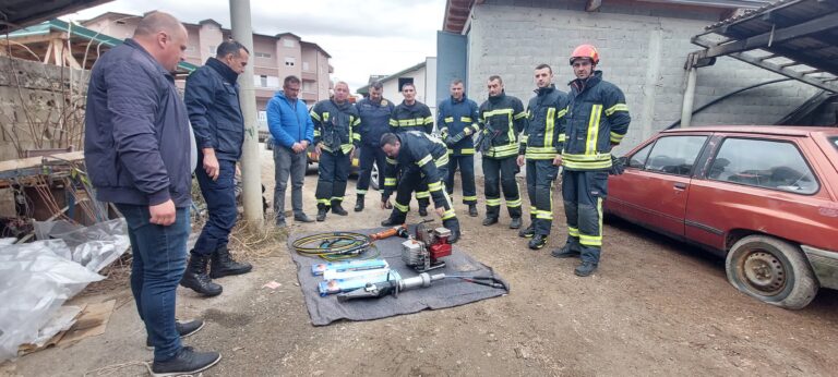 (FOTO, VIDEO) Vrijedna donacija i pokazna vježba za pripadnike Službe zaštite i spašavanja Petnjica od kolega iz Nikšića