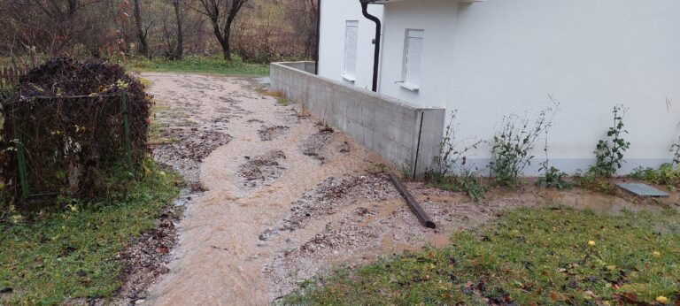 POPLAVE UGROZILE KUĆE: Situacija u MZ Tucanje – dramatična (FOTO I VIDEO)