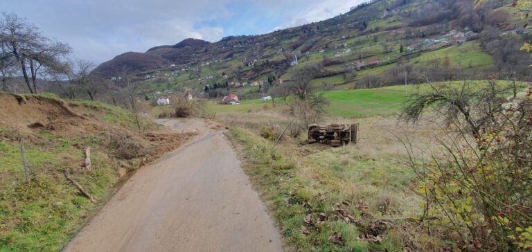 POSAO PUN OPASNOSTI: KAMION ZAVRŠIO U LIVADI, VOZAČ KOMUNALNOG LAKŠE POVRIJEĐEN