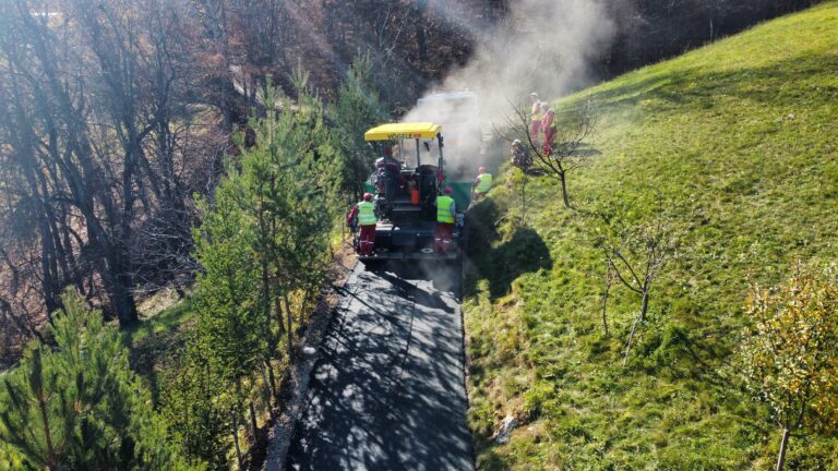 (FOTO I VIDEO) Uz pomoć dijaspore i Opštine Petnjica: Asfaltiran putni pravac u MZ Radmanci zaseok Joše u dužini od 1km