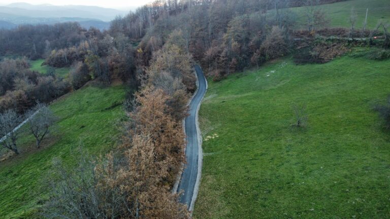 (VIDEO) U zaseoku Bare i Orahovo postavljeni prvi metri asfalta