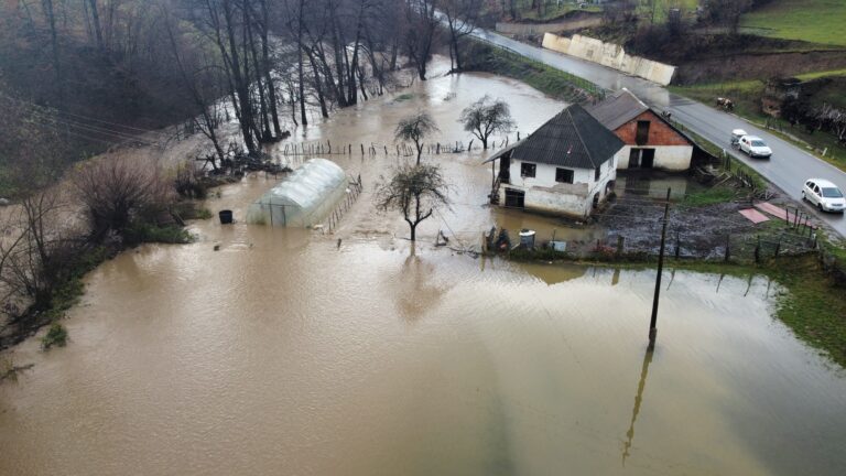 KOMUNALNO SANIRA POSLJEDICE POPLAVA, OPŠTINSKA KOMISIJA OBIĆI ĆE POGOĐENA PODRUČJA