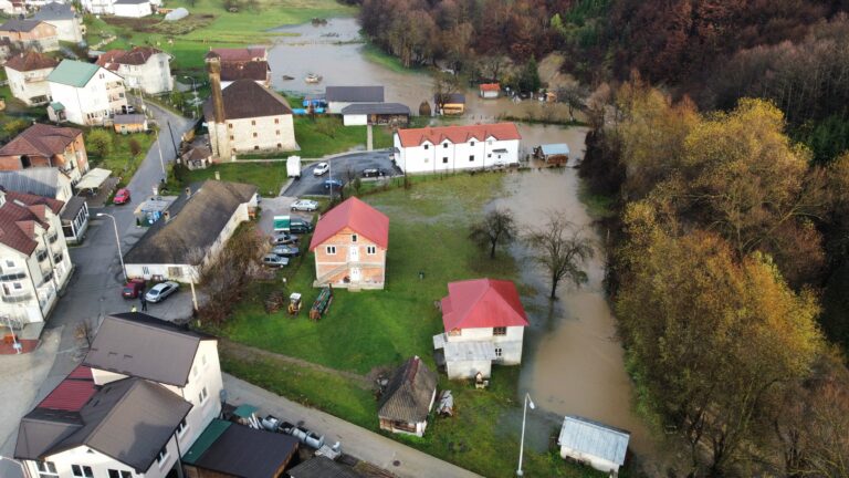 POPLAVE U PETNJICI: POGLEDAJTE KAKO IZGLEDAJU POPLAVLJENA PODRUČJA U OPŠTINI (VIDEO I FOTO)