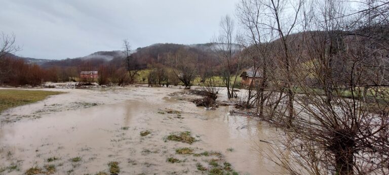 (FOTO I VIDEO) NEVRIJEME U PETNJICI: POPČA SE IZLILA NA VIŠE MJESTA, PRIJETI I KUĆAMA