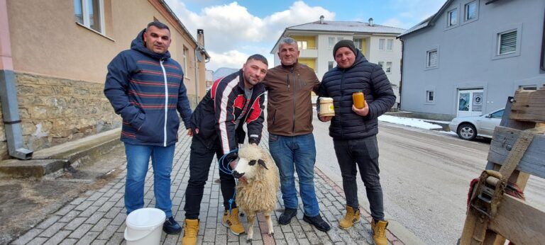 (VIDEO) MELE AJDARPAŠIĆ, KROZ SATIRIČNE STIHOVE ORGANIZOVAO NAGRADNU IGRU: JAGNJE, TEGLA MEDA, KAJMAK I 10 KG SIRA U RUKAMA POBJEDNIKA