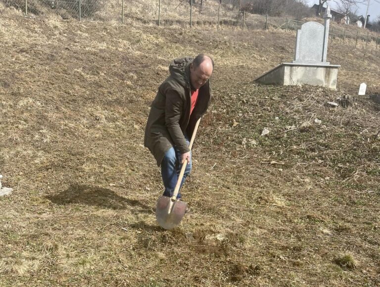 POTRAGA OD KOSOVA DO PETNJICE: BRAĆA BAJRAKTARI PRONAŠLI GROB SVOG PRETKA KOJI JE POGINUO PRIJE 80 GODINA