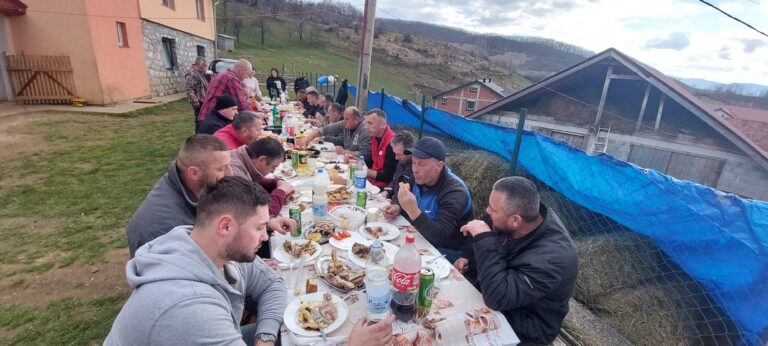 (FOTO I VIDEO) NA MOBU KOD MELA AJDARPAŠIĆA: VIŠE OD 20 LJUDI OŽIVJELO BIHORSKU TRADICIJU