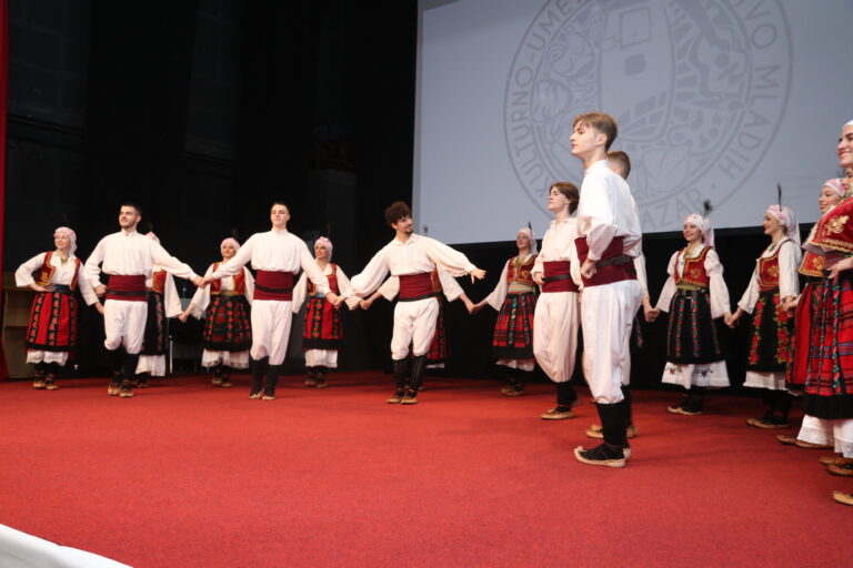 FOLKLORAŠI NAPUNILI SALU: Održana VIII Regionalna-bošnjačka smotra folklora u Centru za kulturu Petnjica