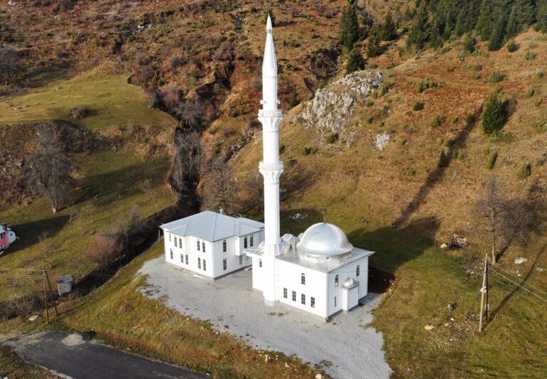 U DŽAMIJI U DOBRODOLAMA KLANJAN TARAVIH NAMAZ