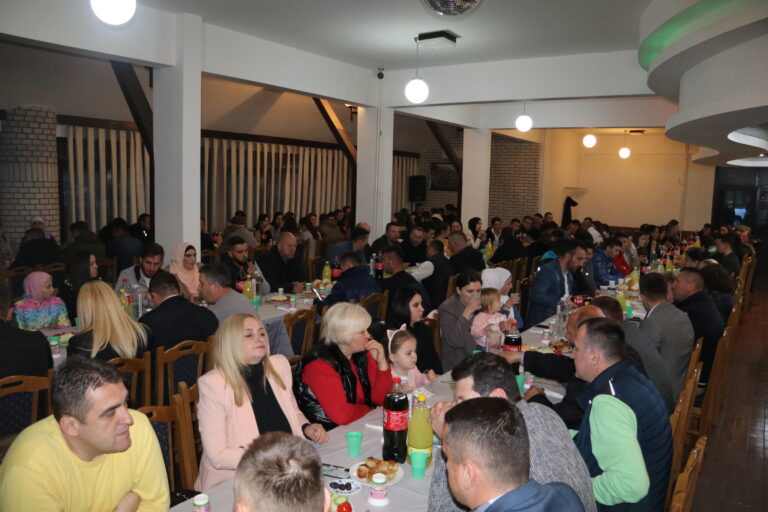 Mladi Petnjice organizovali iftar za 300 osoba (FOTO I VIDEO)