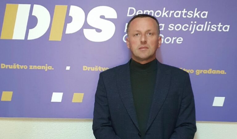 MURATOVIĆ: DPS NEMA VEZE SA CIJEPANJEM REKLAMNOG PLAKATA SA BILBORDA U PETNJICI