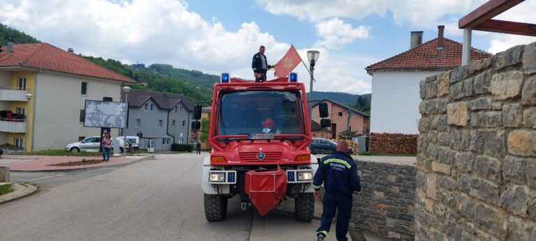 PETNJICA OKIĆENA ZASTAVAMA CRNE GORE