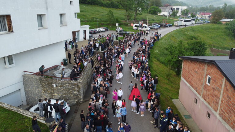 DEFILE MATURANATA I POLUMATURANATA PETNJIČKIM ULICAMA (VIDEO)