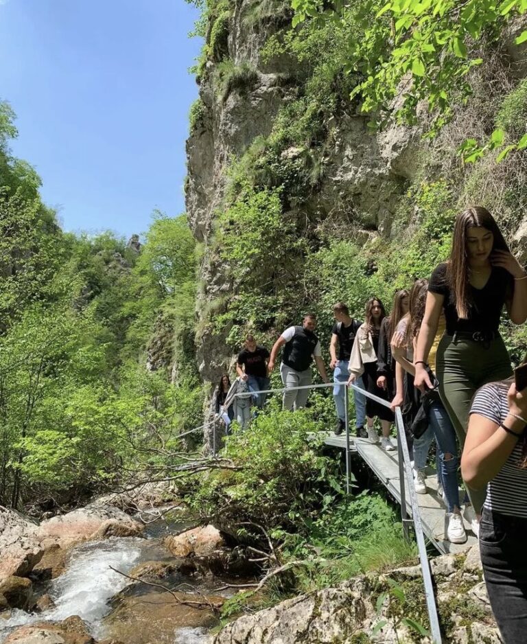 Petnjički srednjoškolci obilježili dan parkova posjetom Radmanskoj klisuri