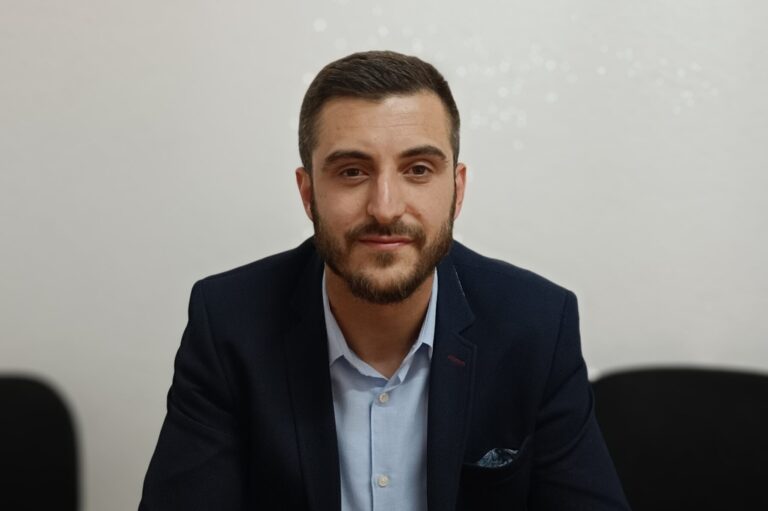 ADROVIĆ NA PANEL DISKUSIJI: PETNJICU NE POSJEĆUJU ČELNICI VLADE I DRŽAVE KAKO BI NA TERENU OSJETILI TEŠKU SITUACIJU I ZAJEDNO PROBALI DA RJEŠAVAMO PROBLEME
