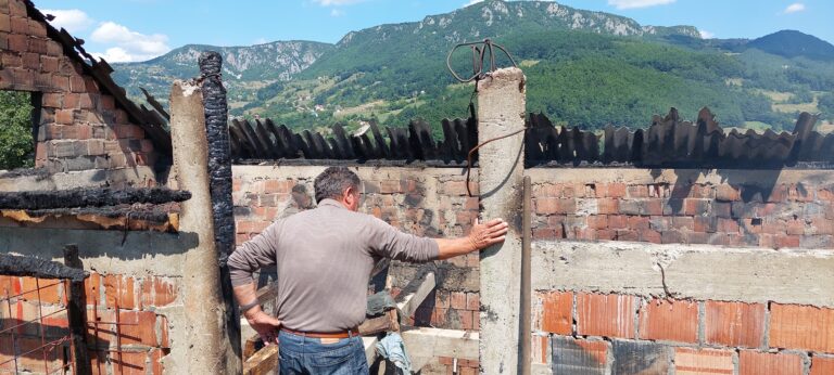 U POŽARU STRADALA ŠTALA FEKA MURATOVIĆA: ŠTETA VELIKA, U POSLJEDNJEM TRENUTKU SPASILI JUNICE