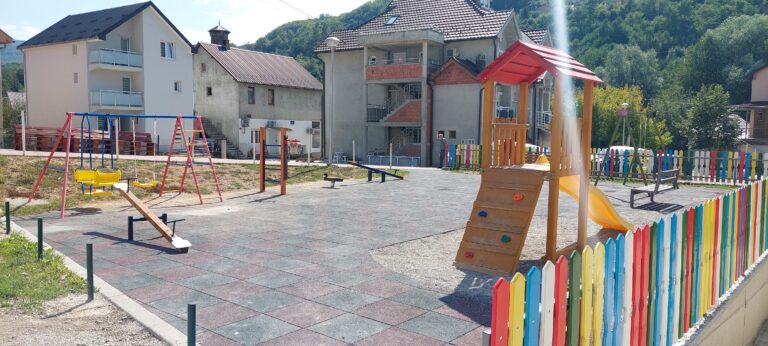 TURISTIČKA ORGANIZACIJA PETNJICA POKLONILA REKVIZITE ZA DJEČIJE IGRALIŠTE