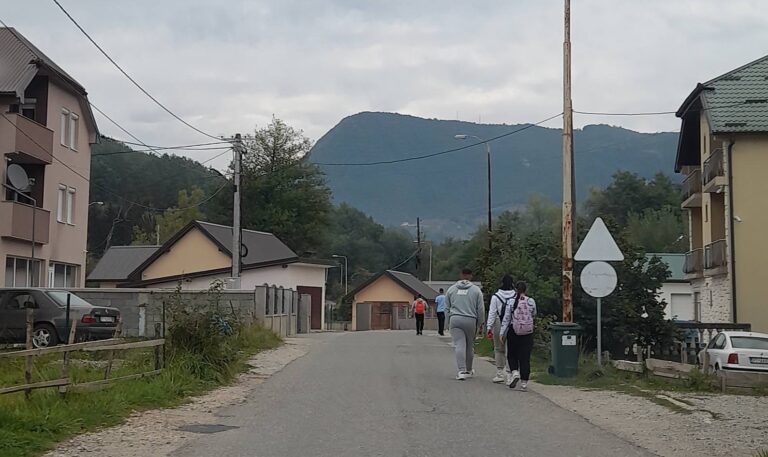 INICIJATIVA RODITELJA: ZA BEZBJEDNOST PETNJIČKIH ĐAKA POTREBNI TROTOARI, PJEŠAČKI PRELAZI…