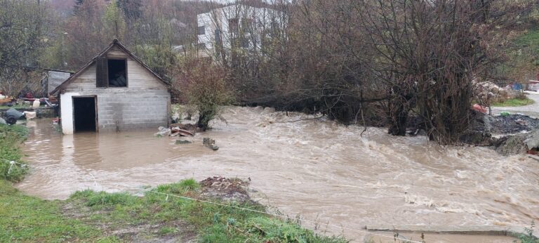 ALARMANTNO STANJE U PETNJICI: VODA NOSI SVE PRED SOBOM (FOTO I VIDEO)