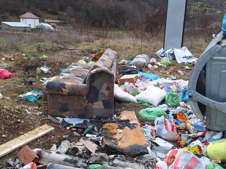 Građani reaguju: Petnjica zatrpana smećem