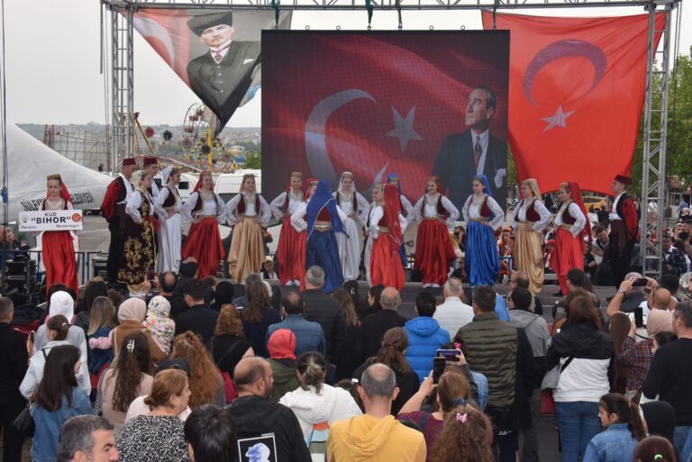 BIHORCI U TURSKOJ: Građani Tekirdaga aplauzima nagradili  članove KUD-a “Bihor” na otvorenoj sceni u Sulejmanpaši