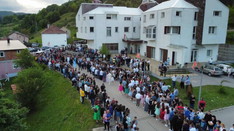 PARADA LJEPOTE: POGLEDAJTE KAKO JE BILO NA DEFILEU MATURANATA I PLUMATURANATA IZ PETNJICE (foto i video)