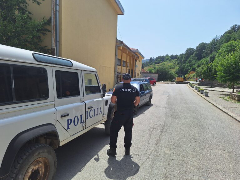 REKONSTRUKCIJA ULICA U CENTRU PETNJICE: NEVOLJE VOZAČA I PJEŠAKA, POLICIJA POZIVA NA ODGOVORNOST I POŠTOVANJE SAOBRAĆAJNIH PRAVILA