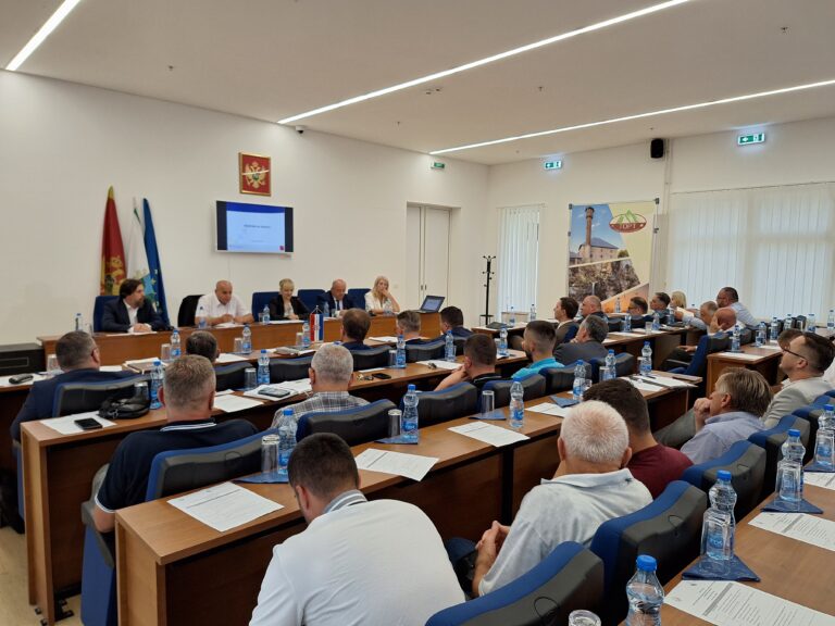 U Petnjici održana panel diskusija – Kako do bržeg i dinamičnijeg razvoja sjevernih opština