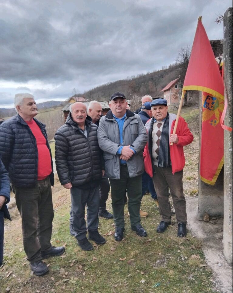 POLOŽENI VIJENCI NA SPOMENIK U DONJOJ VRBICI