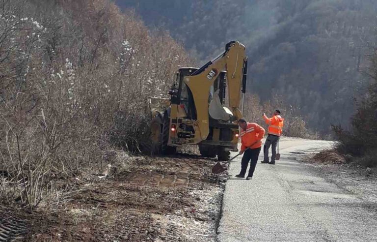 Radnici Komunalnog Petnjica uredili putni pravac ka planini